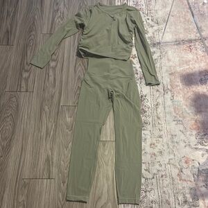Green lululemon set 7/8 leggings size 2